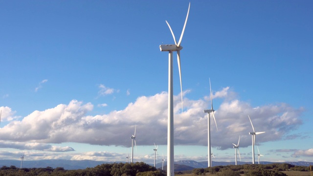 风力发电以蓝天为背景，可持续的生态能源生产。视频素材