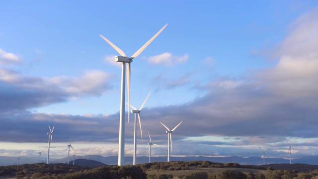 风力发电以蓝天为背景，可持续的生态能源生产。视频素材