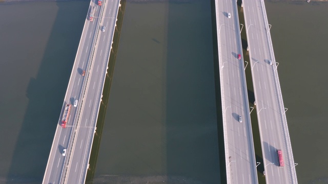 河上公路鸟瞰图视频素材