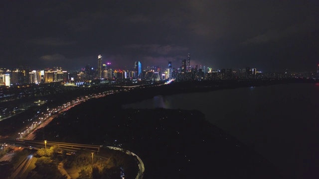 深圳夜景。福田区城市天际线和深圳湾。中国空中拍摄视频素材