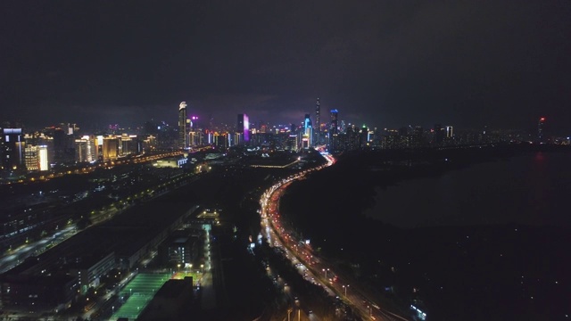 深圳夜景。福田区城市天际线和深圳湾。中国空中拍摄视频素材