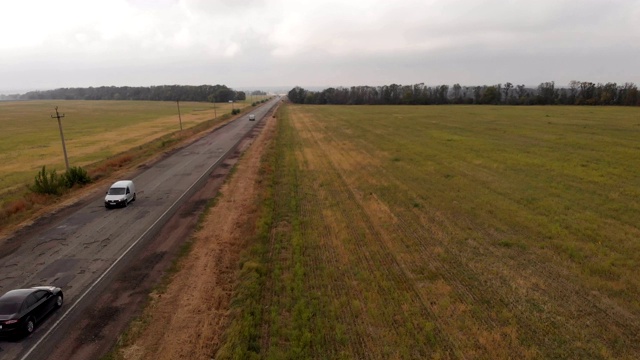 在有汽车的糟糕道路上飞行视频下载