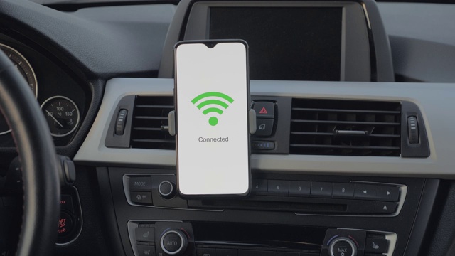 智能手机在汽车中连接wifi视频素材