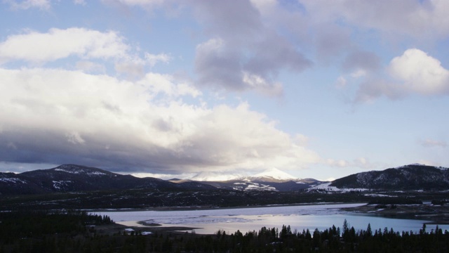 冬天，科罗拉多州落基山脉雪峰上的弗里斯科湖，乌云密布视频素材