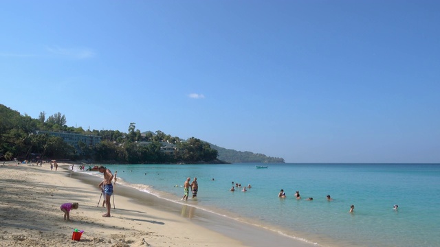 清澈碧蓝的安达曼海位于素林海滩，是泰国普吉岛著名的海滩之一。视频素材