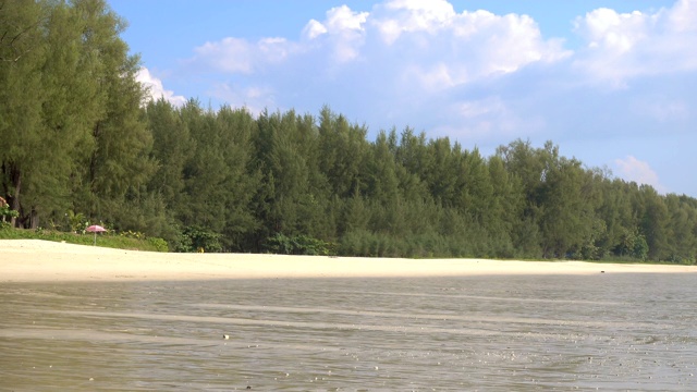 泰国攀雅Khao Lak附近的Bang Sak海滩，海浪和蓝色的大海。平移。视频素材