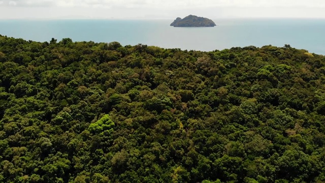 无人机拍摄的小马岛，高攀干泰国。异国情调的海岸全景景观，梅哈德海滩，夏日。珊瑚间的沙径。生动的海景，上面是山上的椰子树视频素材