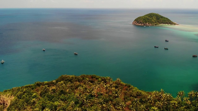 无人机拍摄的小马岛，高攀干泰国。异国情调的海岸全景景观，梅哈德海滩，夏日。珊瑚间的沙径。生动的海景，上面是山上的椰子树视频素材