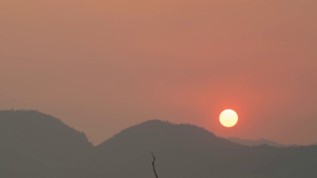 美丽的日出在剪影山，时间流逝视频视频素材