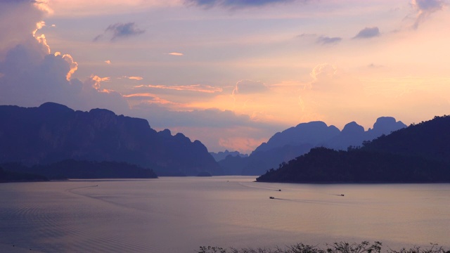 日落风景的湖上的山背景暑假视频下载