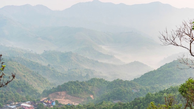 雾在早上在雨林山脉上滚动，时间流逝视频视频素材