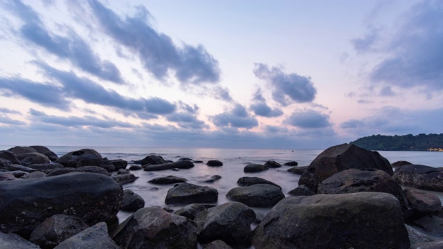 海洋和海滩与岩石在日落，时间流逝视频视频素材