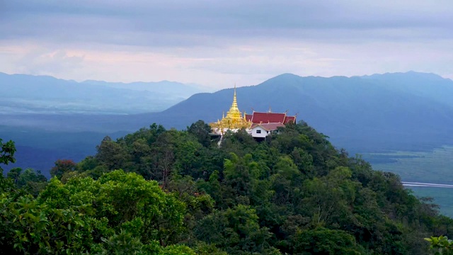 时间流逝在佛寺，Doi Koeng，著名的佛教寺庙在山顶上清迈，泰国北部视频素材