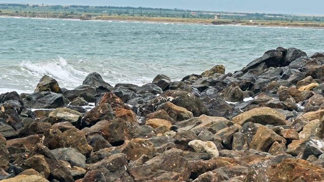 海浪撞击着岩石视频素材