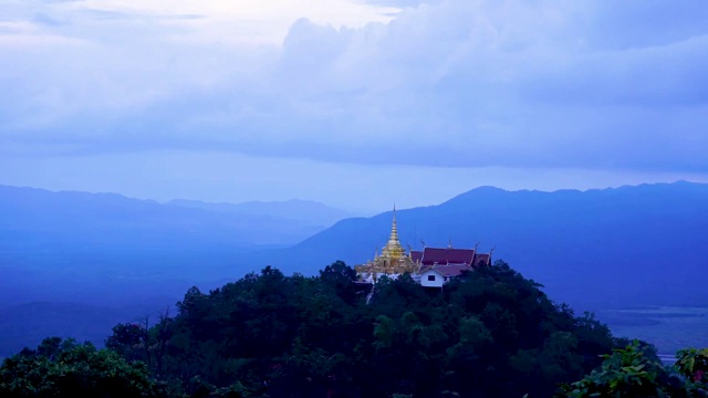 时间流逝在佛寺，Doi Koeng，著名的佛教寺庙在山顶上清迈，泰国北部视频素材