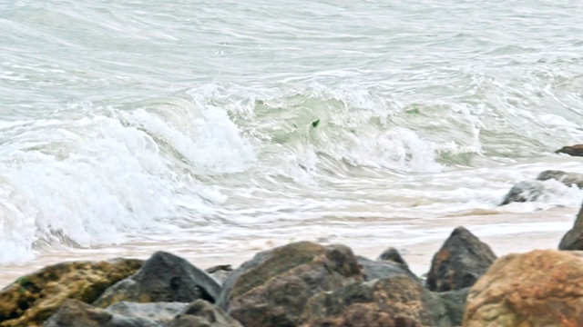 海浪撞击着岩石视频素材