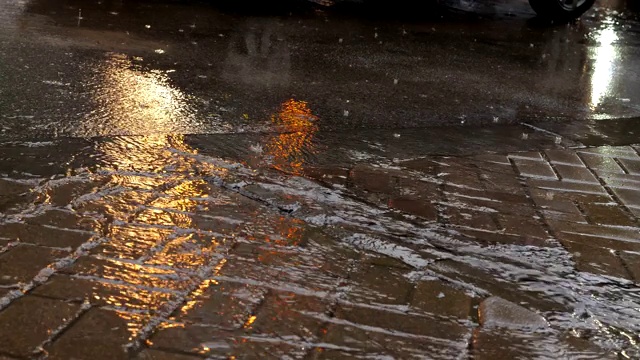 在城市的交通高峰时段下雨和路灯。视频素材