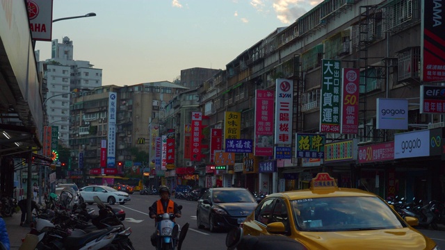 日落黄昏台北市交通街道全景4k台湾视频素材