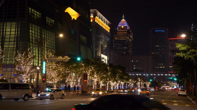 夜光照亮台北市市中心交通街道全景4k台湾视频素材