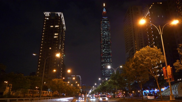 夜光照亮台北市市中心交通街道全景4k台湾视频素材