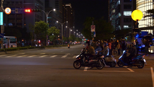 夜光照亮台北市市中心交通街道全景4k台湾视频素材