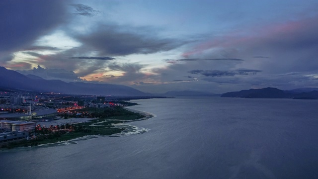 日落在海边城市流动的云视频素材