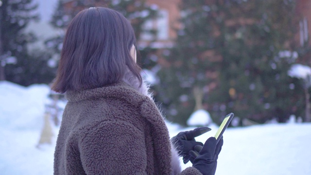 女人在旅行，看谷歌地图视频素材