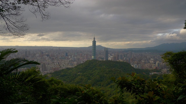 白天台北市景市中心山顶全景4k台湾视频素材