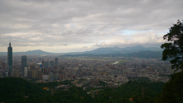 晴天台北市景市中心山顶全景4k台湾视频素材