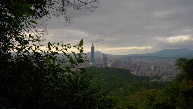 晴天台北市景市中心山顶全景4k台湾视频素材