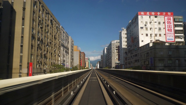 晴天台北城市火车公路旅行正面视图pov全景4k台湾视频素材