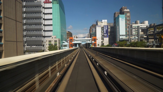 晴天台北城市火车公路旅行正面视图pov全景4k台湾视频素材