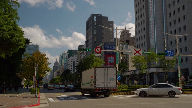 晴天台北市交通十字路口全景4k台湾视频素材