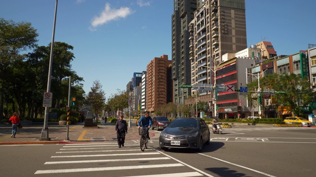 晴天台北市交通十字路口全景4k台湾视频素材