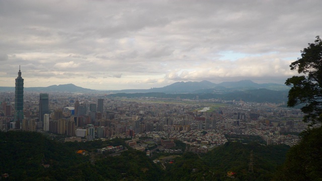 晴天台北市景市中心山顶全景4k台湾视频素材