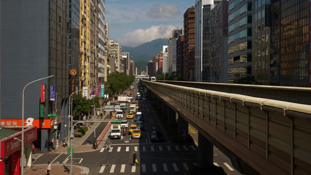 晴天台北市交通街道道路全景4k台湾视频素材