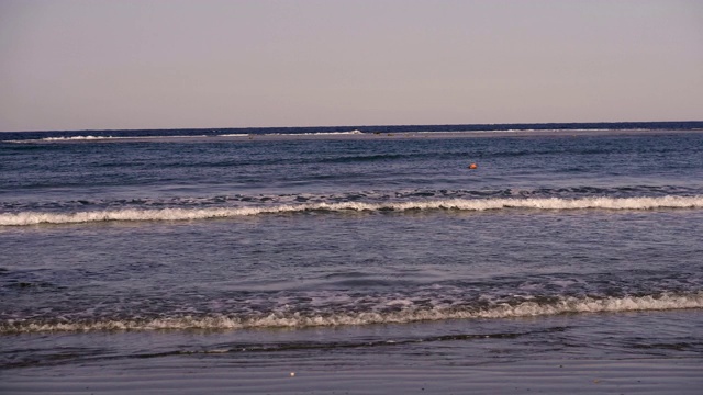 海中。海浪拍打着海滩视频素材