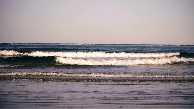 海中。海浪拍打着海滩视频素材