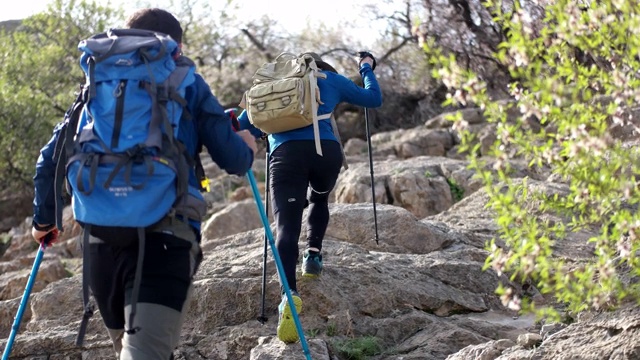 旅行者男子与背包登山旅行生活方式的概念视频素材