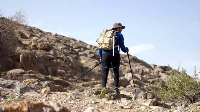 旅行者与背包登山旅行生活概念视频素材