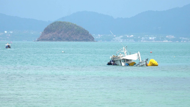 失事的渔船，海岸风景视频素材