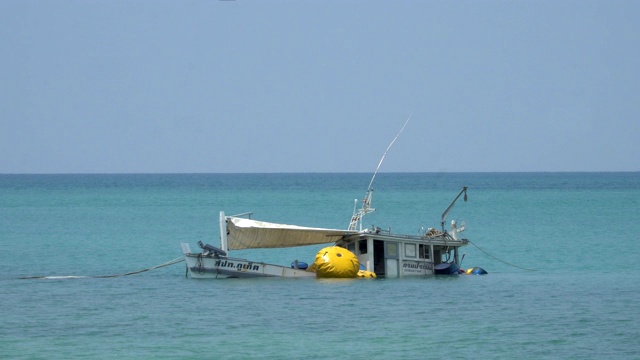 海边遇难的渔船停在海滩海岸视频素材