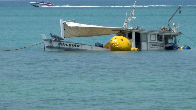 靠近海边遇难的渔船站在海滩海岸视频素材