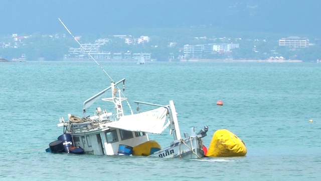 失事的渔船，泰国普吉岛海岸视频素材