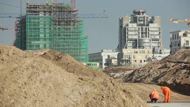 土堆和建筑工地的工人视频素材