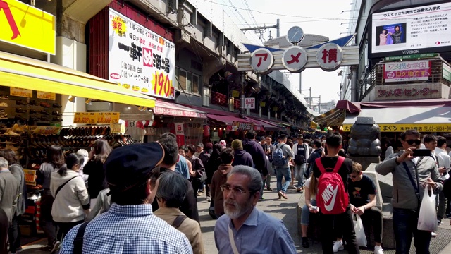 行人拥挤在东京上野美代子市场购物视频素材