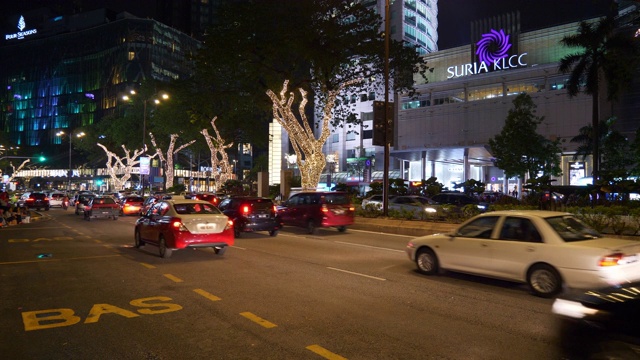 夜光照亮吉隆坡市中心交通街道全景4k马来西亚视频素材