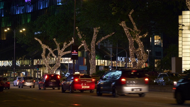 夜光照亮吉隆坡市中心交通街道全景4k马来西亚视频素材