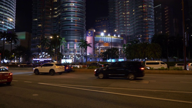 夜晚灯火通明的吉隆坡市中心大厦，商场入口，交通，街道全景4k马来西亚视频素材