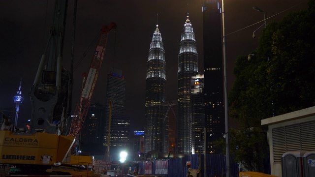 夜间照明吉隆坡塔前中心建筑交通街道全景4k马来西亚视频素材